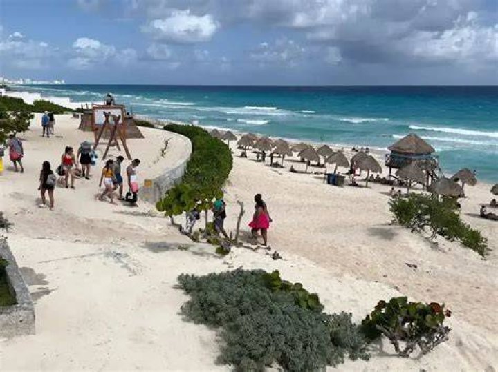 Can felons fly to Cancun?