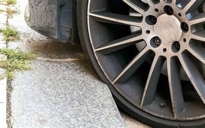 Can hitting a curb throw off alignment?