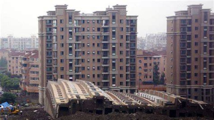 Can skyscrapers fall over?