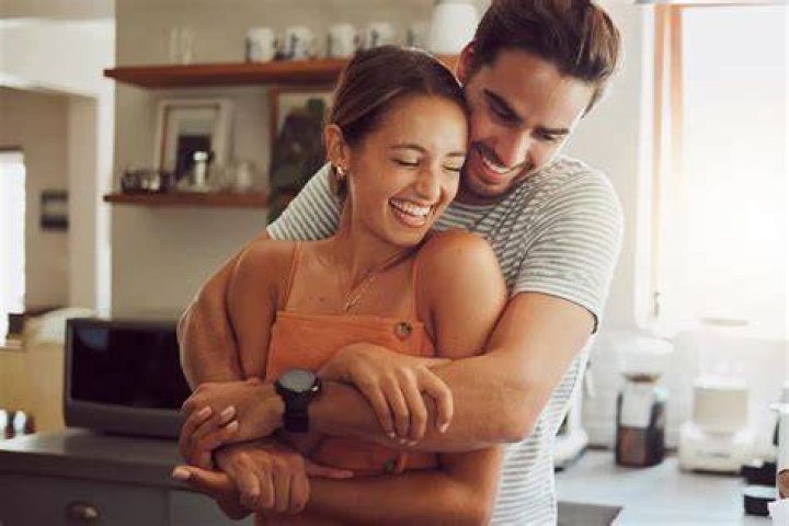 Can unmarried couples give birth in UAE?