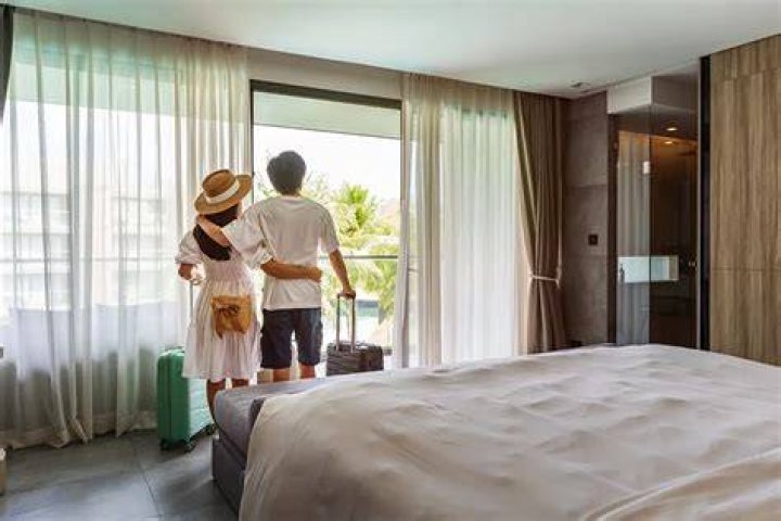 Can unmarried couples share a room in Qatar?