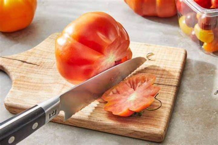 Can you slice tomatoes with a bread knife?
