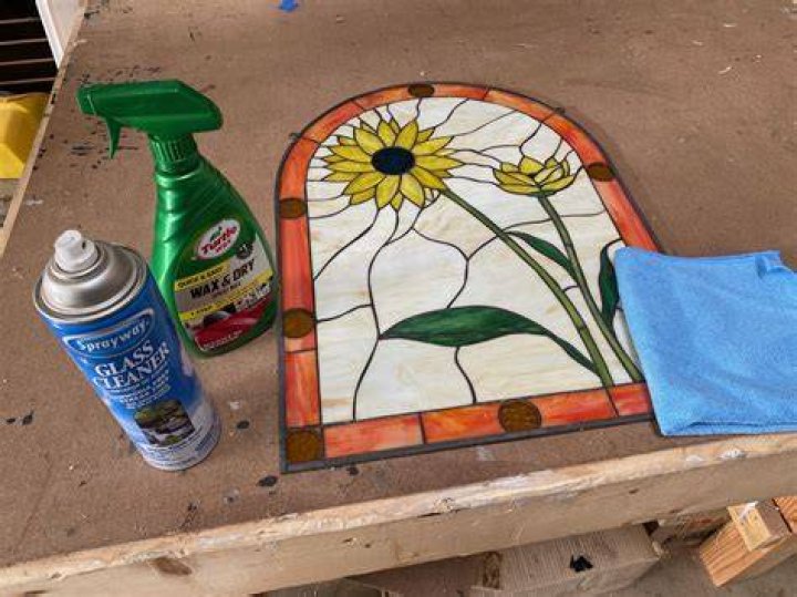 Can you use vinegar to clean stained glass?