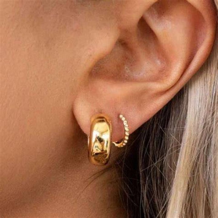 Can you wear gold jewelry with gray hair?