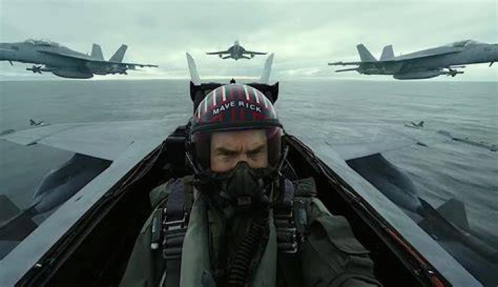 Did Tom Cruise fly a real plane in Top Gun?