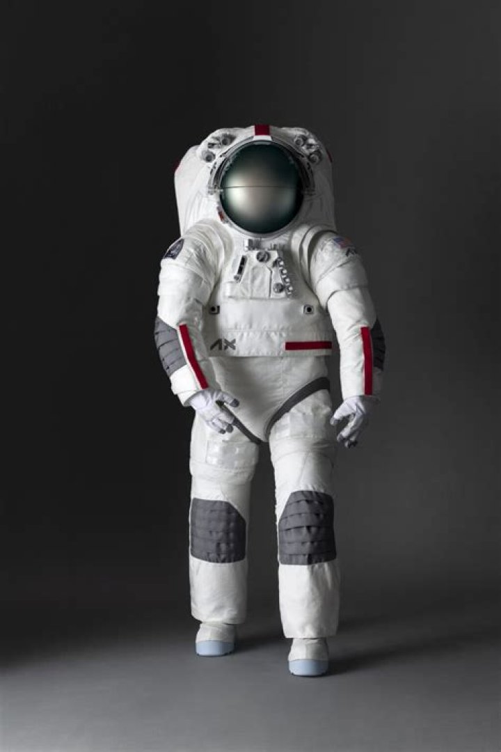 Do astronauts wear wedding rings?