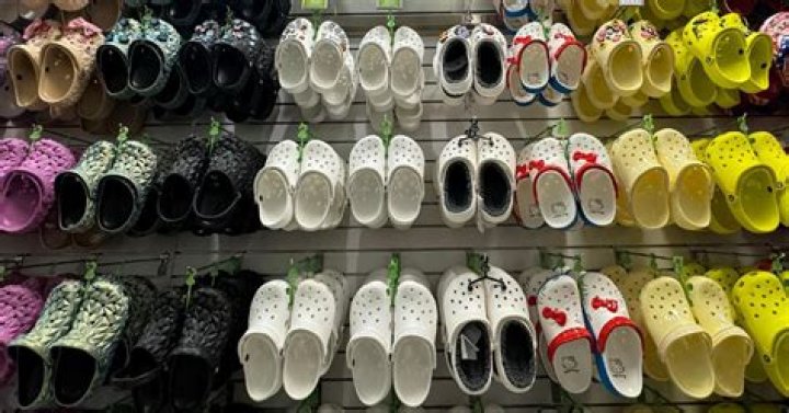 Do crocs eat other crocs?