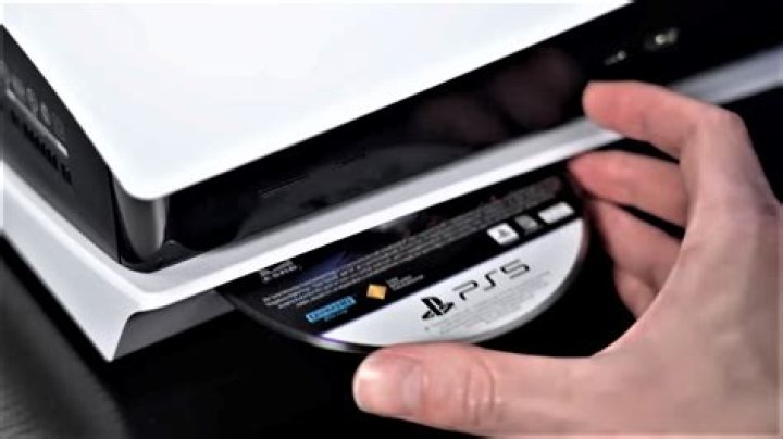 Do disc games take up less space PS5?