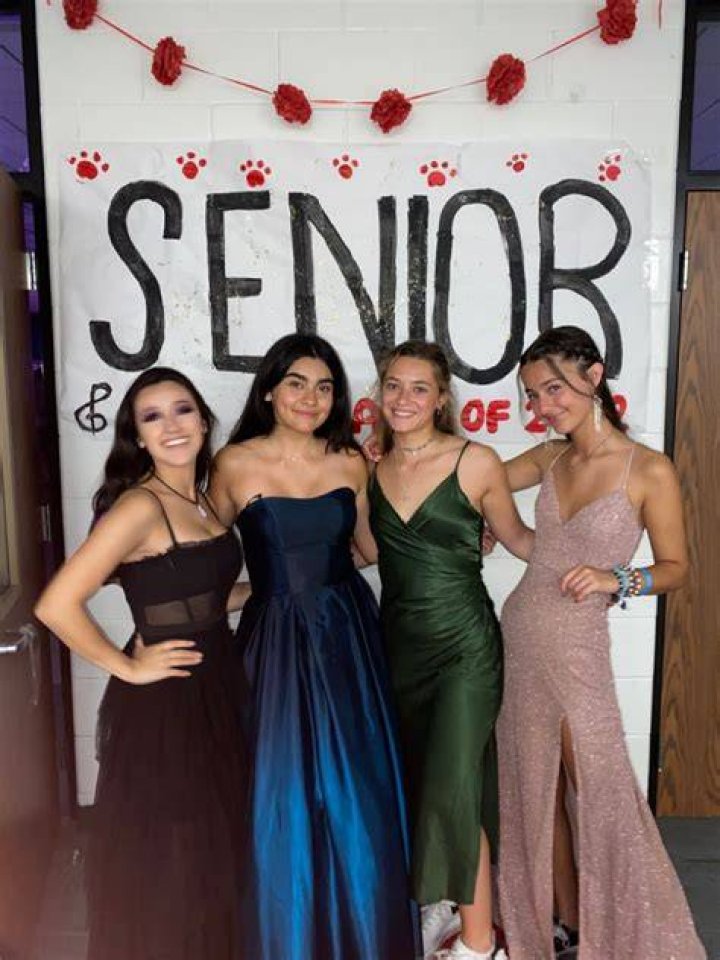Do seniors wear long dresses to homecoming?