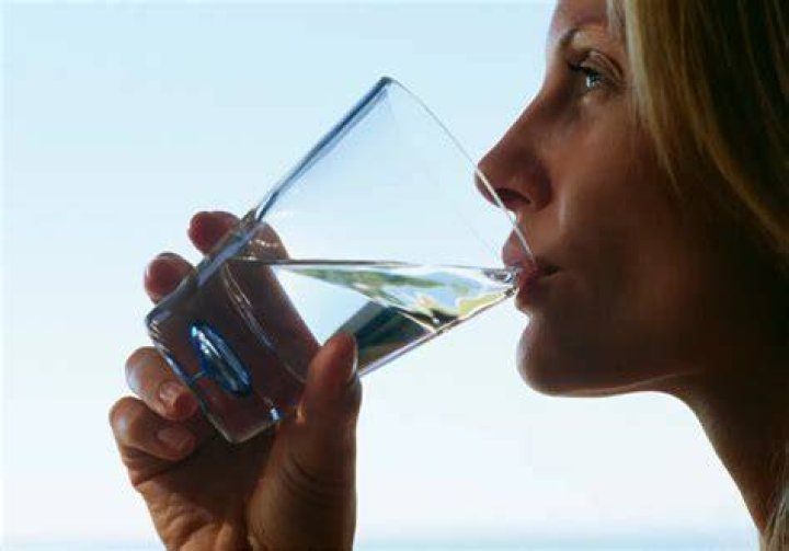 Does drinking cold water help you poop?