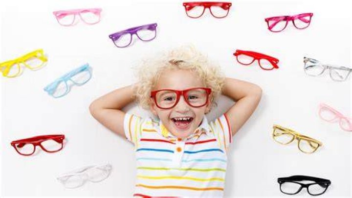 Does hair in toddlers eyes affect vision?