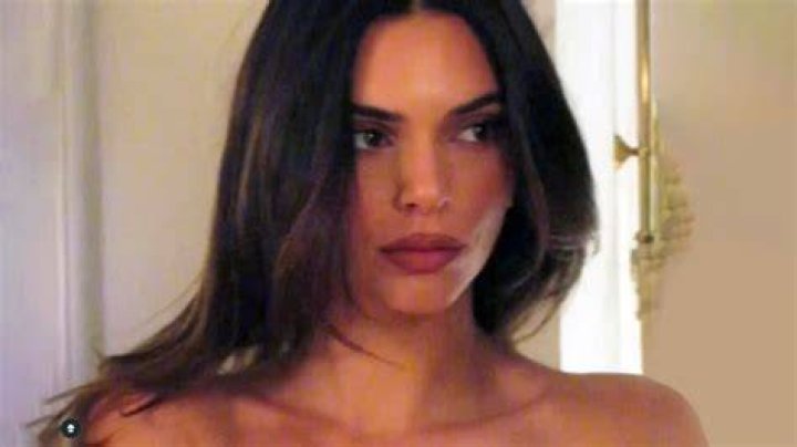 Does Kendall Jenner have abs?