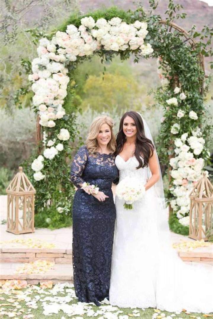 Does mother of the bride carry a purse?
