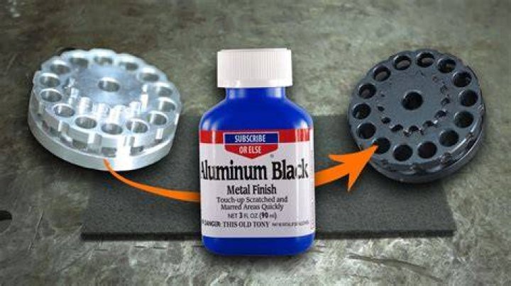 Does vinegar turn aluminum black?