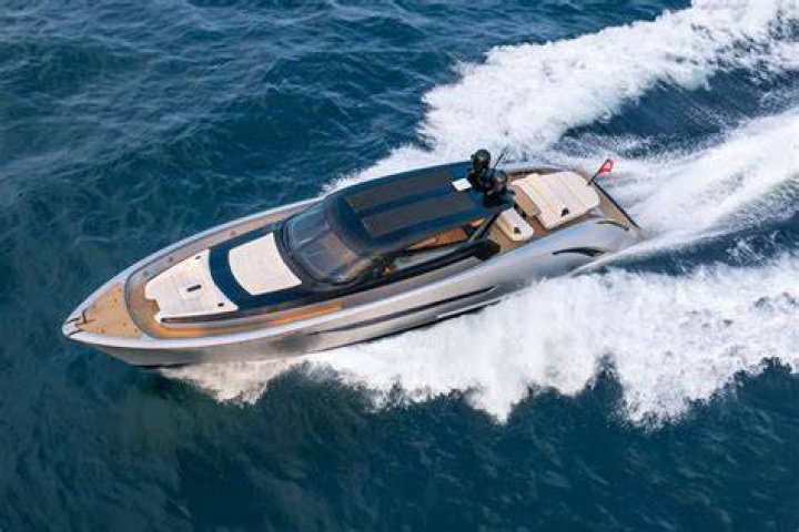 How big is Tom Brady's yacht?