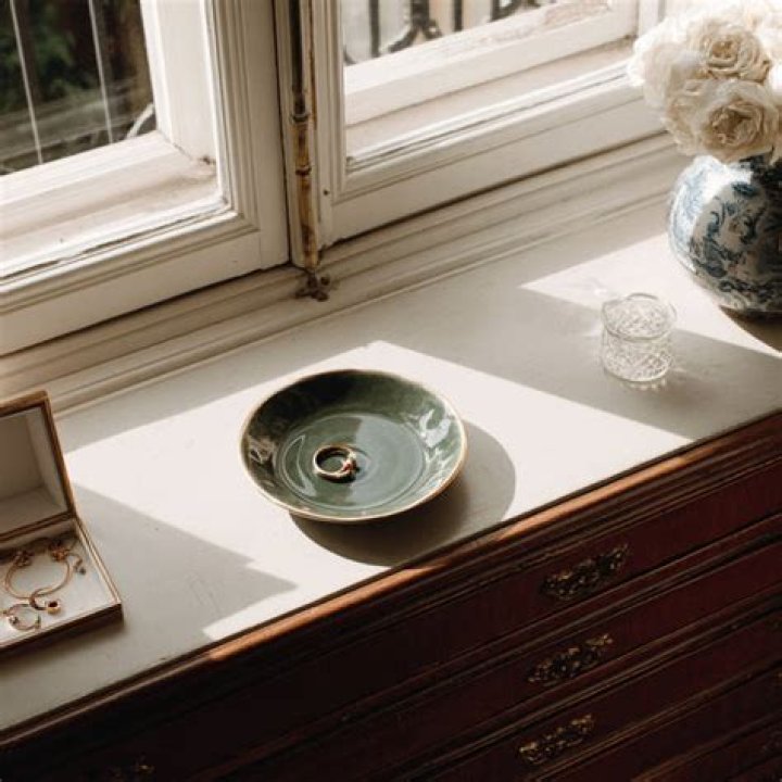 How do you keep white gold shiny?