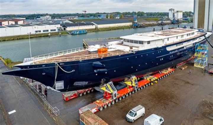 How much did Jeff Bezos spend on his yacht?