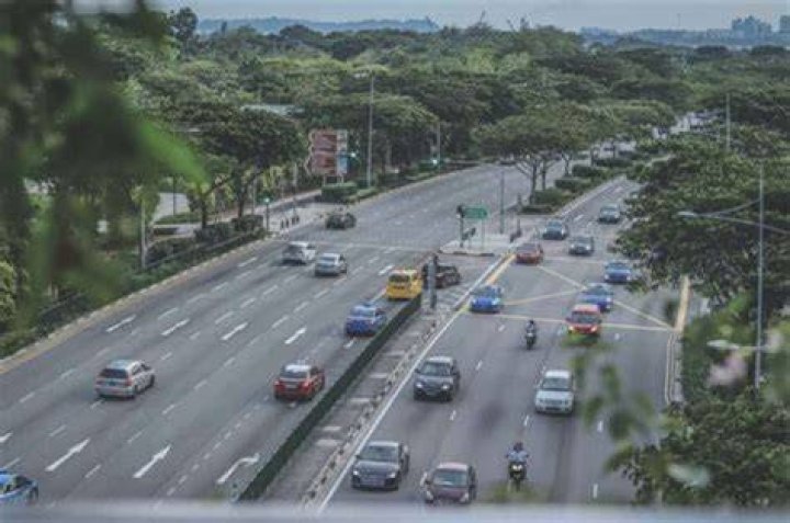 How should a beginner drive in traffic?