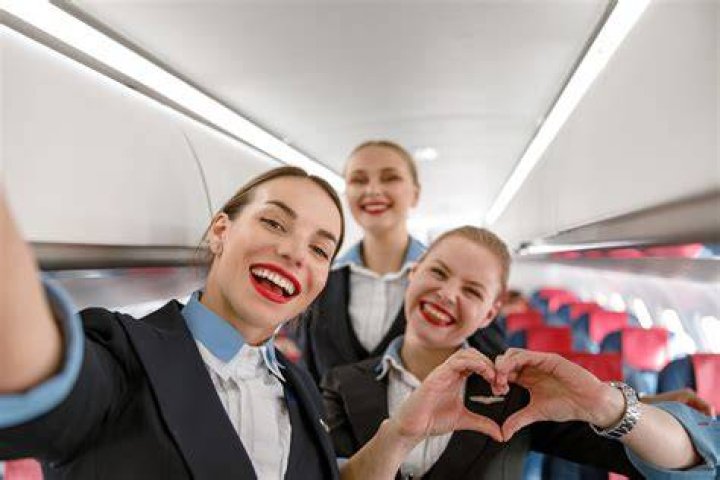 How tall are flight attendants?