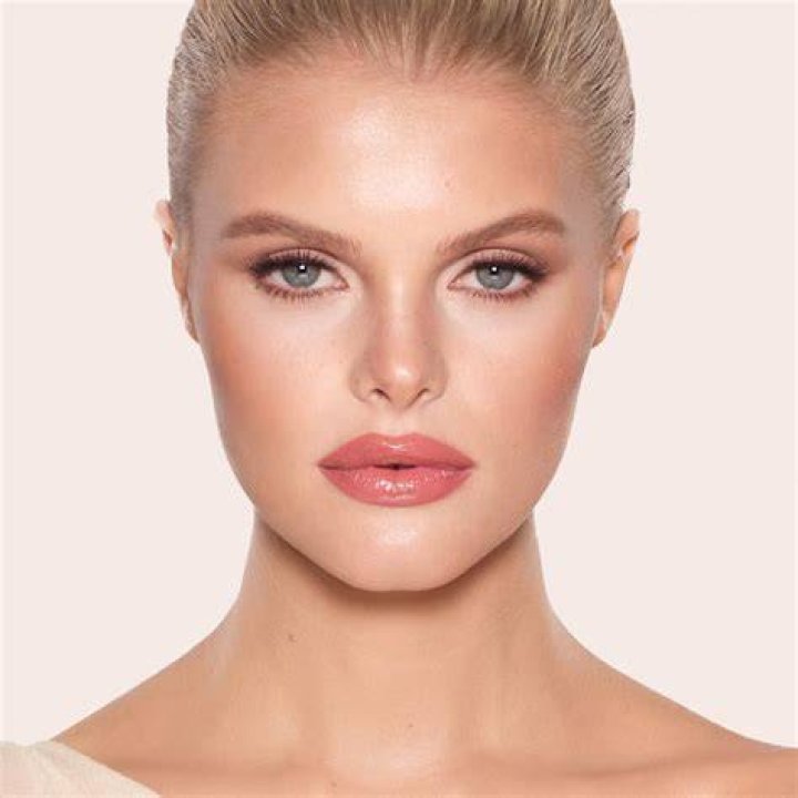 Is Cupid's bow attractive?