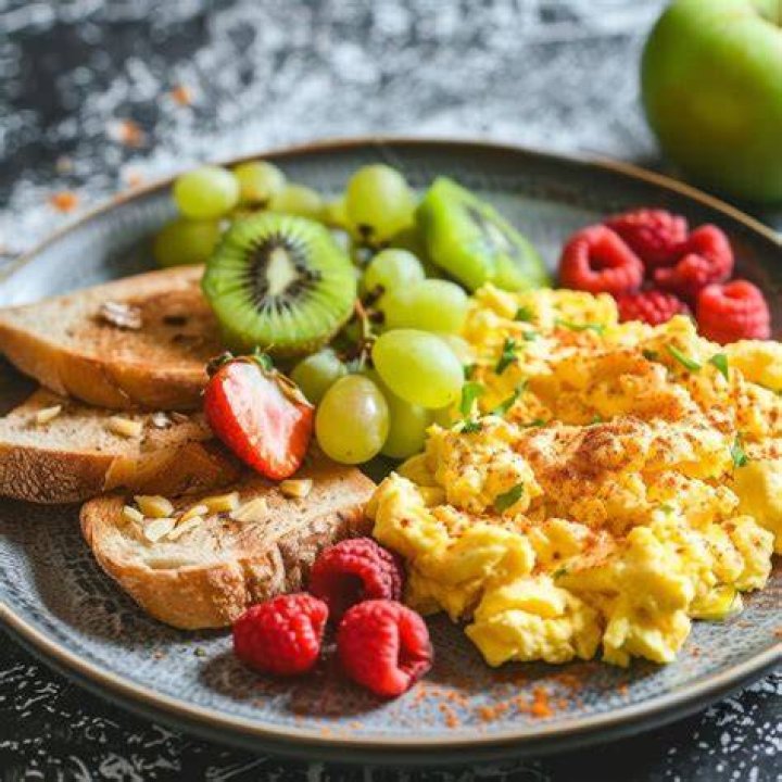 Is scrambled eggs and fruit a healthy breakfast?