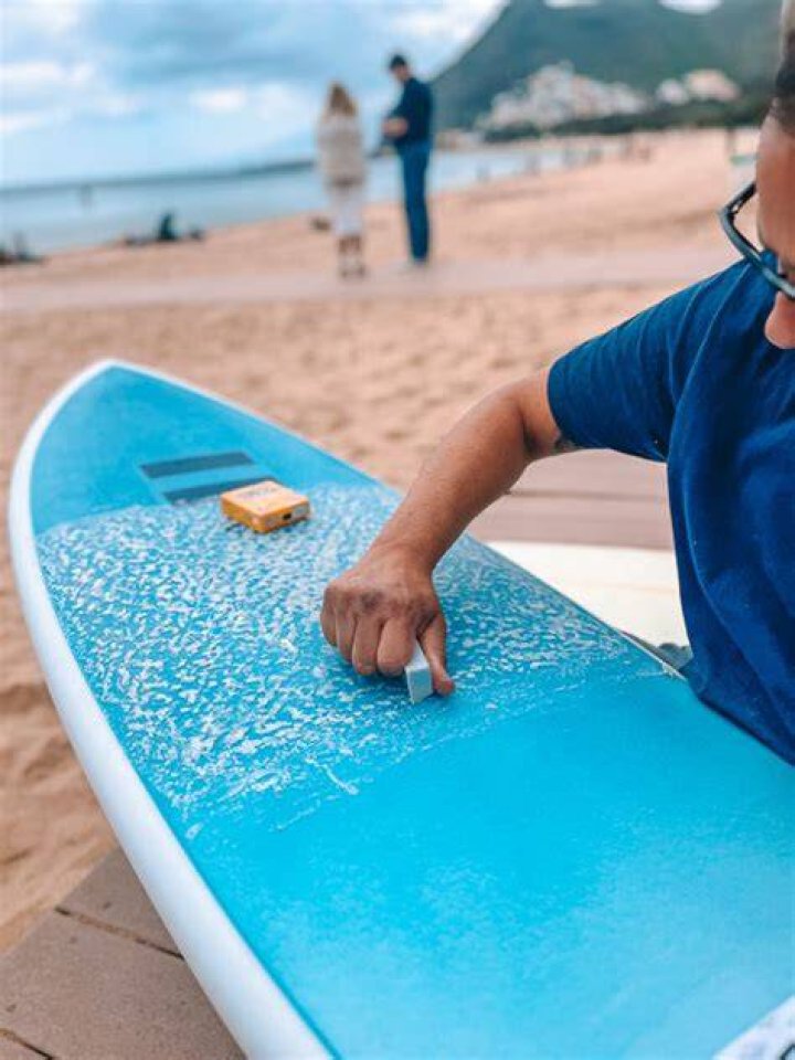 Is surfboard wax sticky?