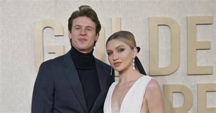 Was Anna in The Circle dating Bru?
