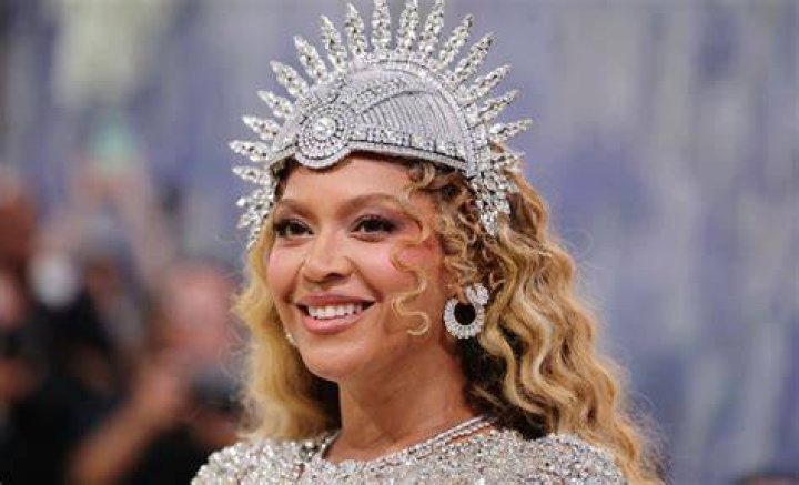 What diamond is Beyoncé wearing?