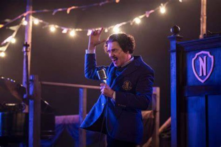What happens in Season 2 Episode 4 glee?