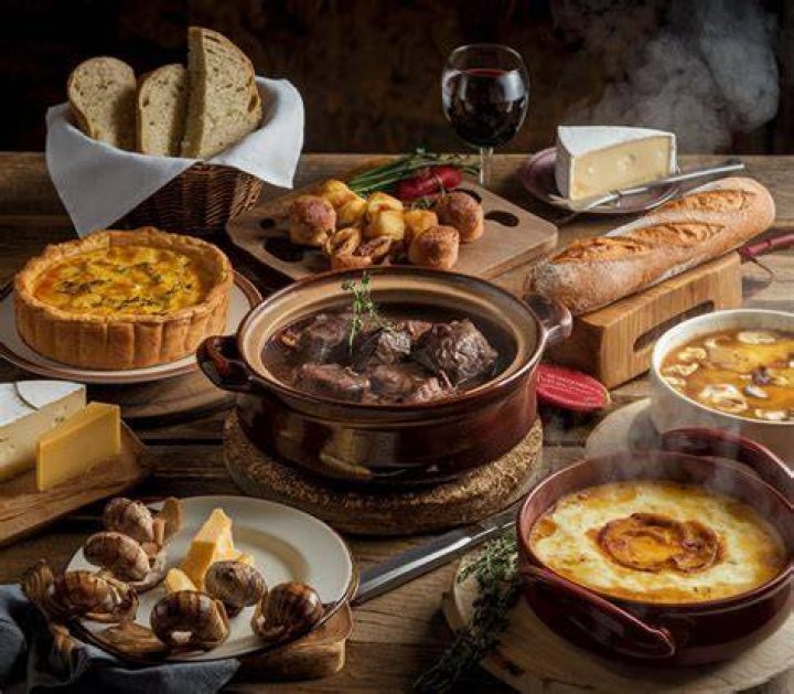 What is French dinner time?