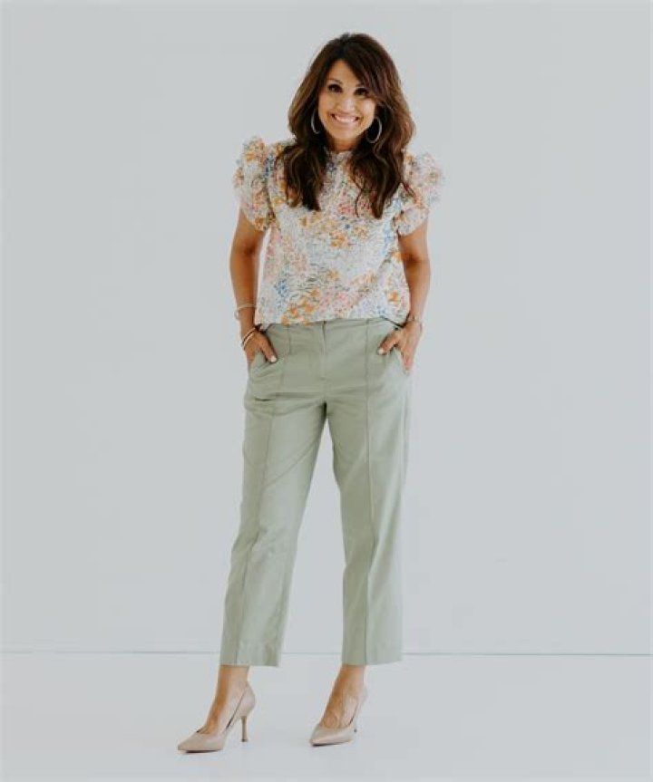 What is the difference between crop pants and capri pants?