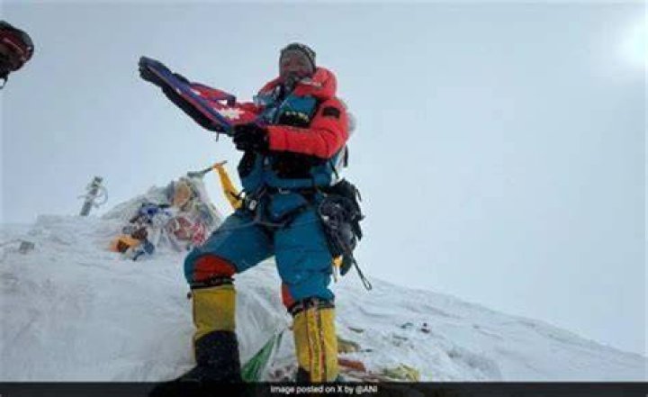 What is the fastest time anyone has climbed Mount Everest?