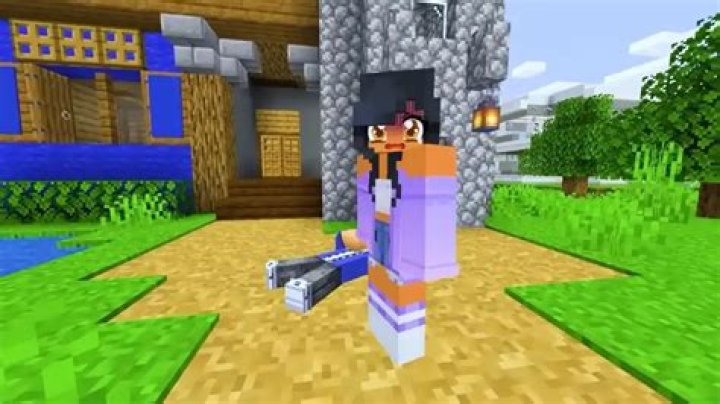 What mod does Aphmau use for Minecraft diaries?