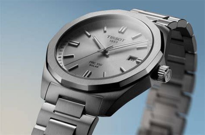 What percent of watches are quartz?