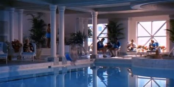 Where was the pool scene filmed in Home Alone?