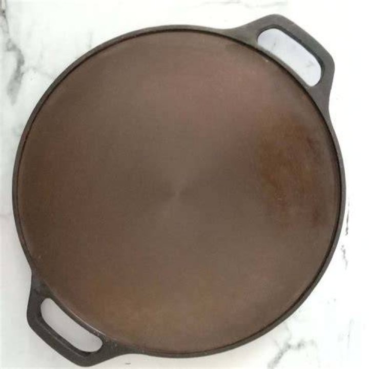 Which is better iron or cast iron tawa?