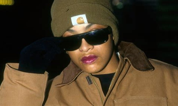 Who was the first female rapper to hit 1?