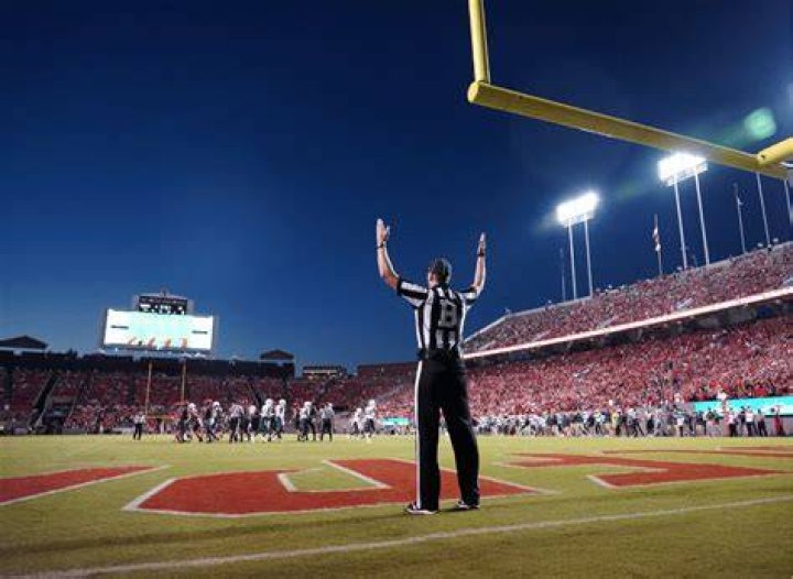 Why do punters not kick field goals?