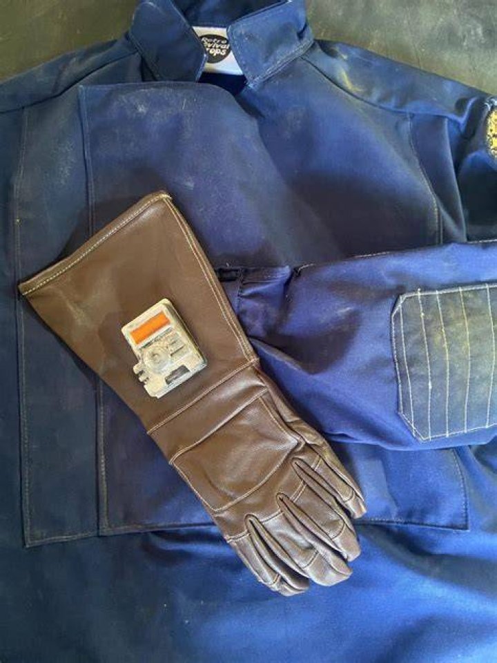 Why does Cal Kestis wear one glove?